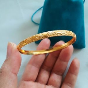 Beautiful Flowers Designs Bangle Bracelet 8" in around from outside.